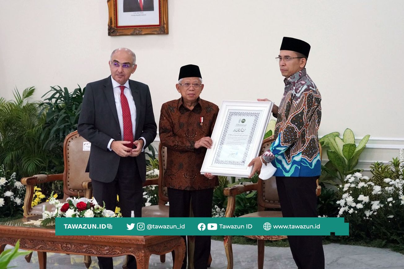 FOTO Wapres RI KH. Ma'ruf Amin diapit oleh Ketua OIAA Cabang Indonesia TGB M Zainul Majdi dan Dubes Mesir Asyraf Muhammad.
