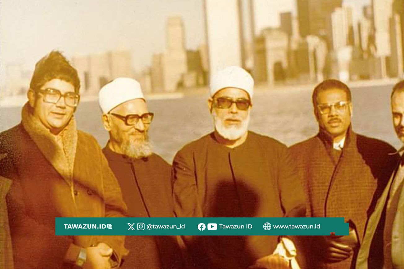FOTO Syekh Mahmud Khalil Al-Hushari (tengah; kacamata hitam) bersama Imam Akbar Abdulhalim Mahmud.