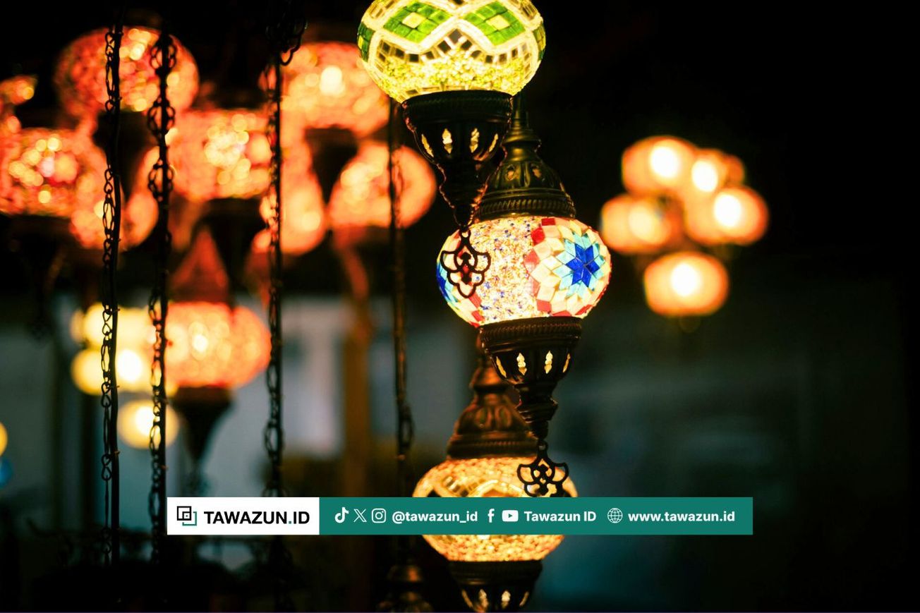 FOTO Lampu mosaik menghiasi malam Ramadan. (Unsplash/Christian Agbede)