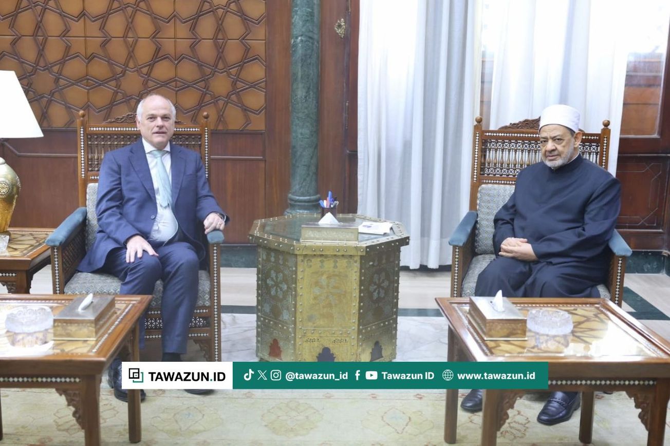 FOTO Duta besar Australia untuk Mesir bertemu Imam Akbar Al-Azhar di Kairo, Mesir. (Al-Azhar)